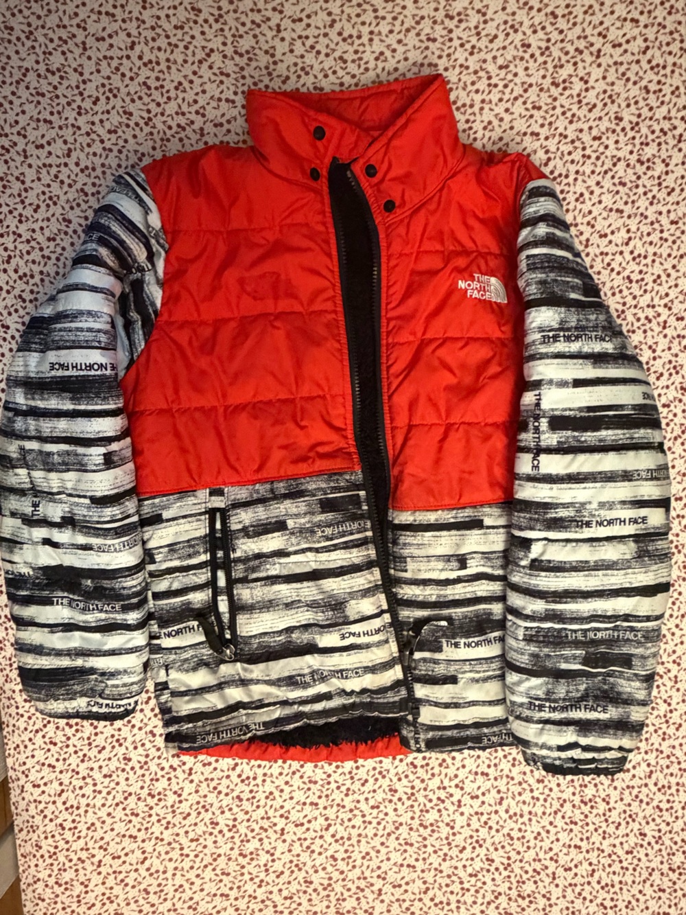 The North Face kids reversible Puffer Jacket with Black-and-White Striped Panels